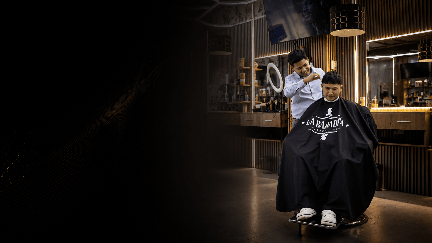 Barbero atendiendo a un cliente en La Bajadita Barber Studio